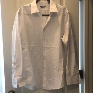 Men’s button down flitted white dress shirt